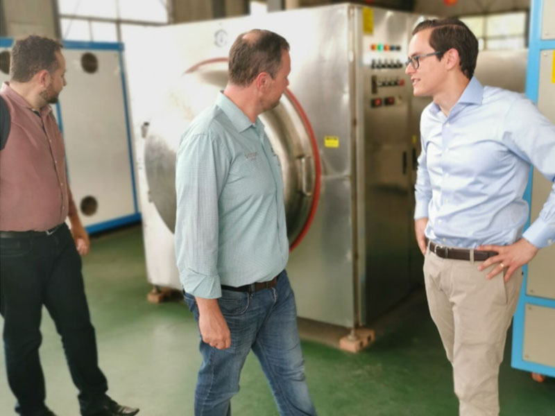 外國(guó)客戶來訪廠家并選購(gòu)微波設(shè)備